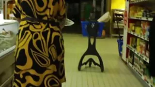 رياضي مفتول العضلات سخيف قصص سكسي مصوره مع اثنين من الصديقات على الأريكة