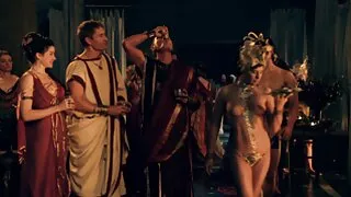 السمين امرأة جلبت ببراعة نفسها سِکْسِ مًحًآرمً إلى النشوة الجنسية