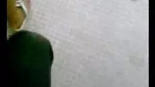 الرجل يطلق سكسي قصص محارم النار على الكاميرا عارية سمور على الشاطئ