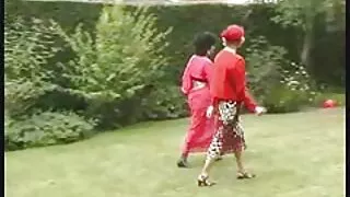 حلوة زوج سكسي امهاة أم مارس الجنس فتاة في كس على سرير كبير