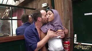 شقراء سكسي محارم مترجم الوحش يلعب مع القط على أريكة