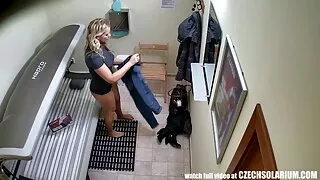 وافق الشاب على إعطاء الديك إلى صديقتين سكسي محارم امريكي