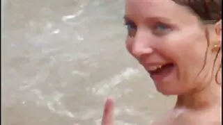 اثنين رائع فيديو سكسي محارم الشقراوات يلهون مع رجل أسود