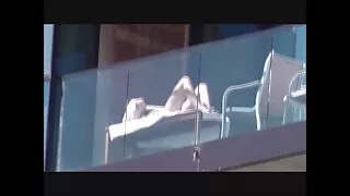 علمت الفتاة الرجل بتهمة الخيانة ربطه تقريبا وبدأت في سكسي قديم محارم ممارسة الجنس