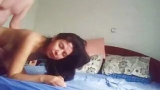 فتاة في حمالة سكسي محارم صدر بيضاء تستمني على مهبل مشعر