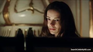 بدأ الأصدقاء في ممارسة الجنس مع فتاتين بوتيرة قاسية مقاطع سكسي محارم