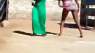 الفتاة ذات النظارات تعطى الديك سكسي محرم في كس جديد