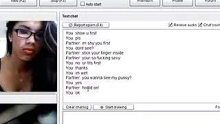 أعطى الشاب أمام شجرة عيد الميلاد لاثنين من افلام سكسيمحارم الصبية